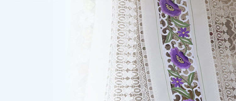 banner z białą tkaniną w fioletowe kwiaty